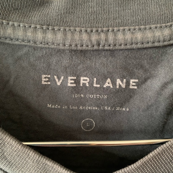 Everlane Men's Charcoal V-Neck Tee - Picture 4 of 4